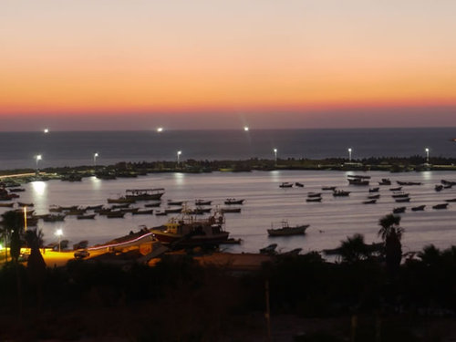 水平線で光っているのは、封鎖された6海里ギリギリで操業する船の明かりと思われます。きれいな風景なのに...