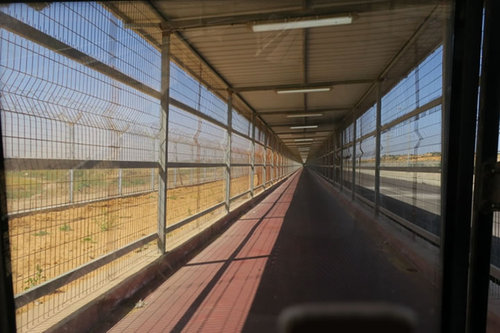 金網に四方を囲まれた通路。次の検問に向かう道です