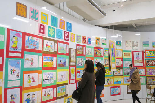 東京での「南北コリアと日本のともだち展」の様子。北朝鮮の子どもたちが描いた絵も展示されている。