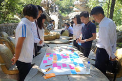 2016年、現地で意見交換をおこなう日朝の大学生たち