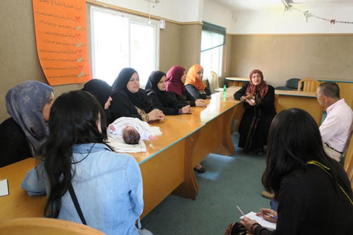 奥がAEIのアマル、横並びに座っているのが、研修に参加した母親たち。私たちも振り返り会議に参加させてもらいました