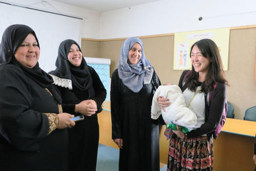 早く子ども産んだ方が良いわよ、と言われる駐在員の山村。私も、「こんなところに来てないで早く家族を持ちなさいよ」と皆にお説教？を受けました・・・笑