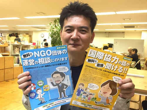 最近作成してくださったチラシとともに。優しい笑顔でいつもスタッフを包み込んでくれます・・・
