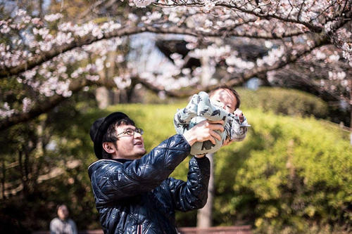 育休が始まった４月。お花見で。撮影：佐藤慧