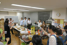 乾杯の合図で開催されたボランティア交流会