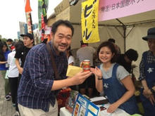 事務局長の長谷部さんも、焼き鳥とカンボジアのアンコールビールを購入！