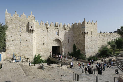 エルサレム旧市街「ダマスカス門」。※門がたくさんあります