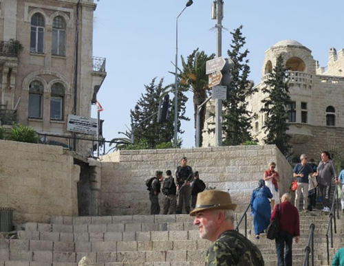 パレスチナ人を囲んで身体検査をするイスラエル兵