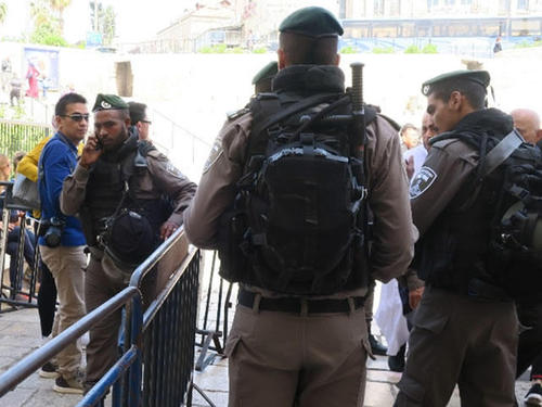 至るところで警備しているのですが、どうしても、最後まで慣れることができませんでした・・・