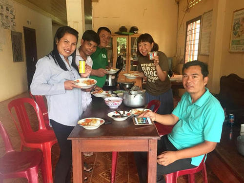 赴任翌日、事務所にいたスタッフと日本風カレーパーティを行いました