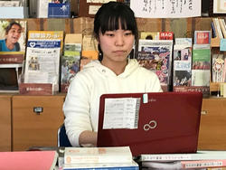 基本は本に埋もれて作業をしています(笑)