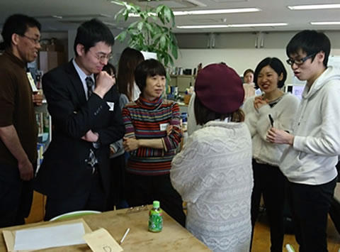 話し合いを始める参加者たち