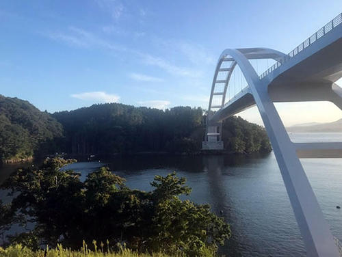 「気仙沼大島大橋」です。愛称は「鶴亀大橋」。