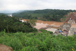 ラオスでのダム建設の様子