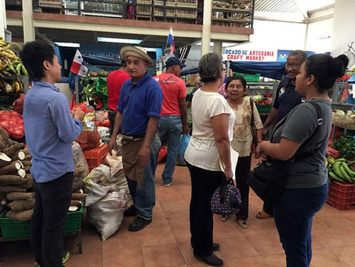 村の中央市場で読書推進活動を行う様子＠パナマ