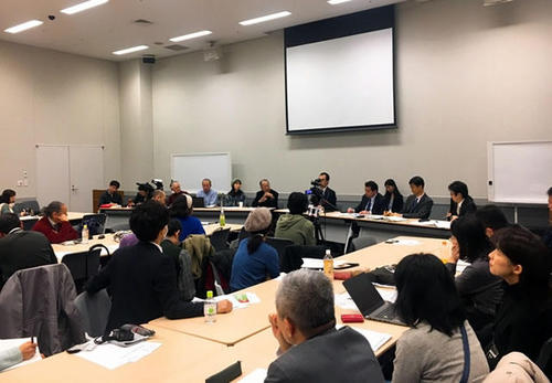 写真のキャプション：会場は農家の方や大学で農業を専攻している方などで満員でした