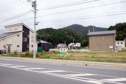 空き地が目立つかさ上げされた土地。