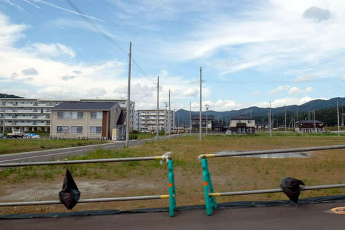 かさ上げされた土地。左側の奥は災害公営住宅