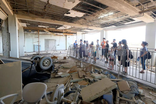 気仙沼市東日本大震災遺構・伝承館で3階に残された車を見る敷島製パン労働組合の方々