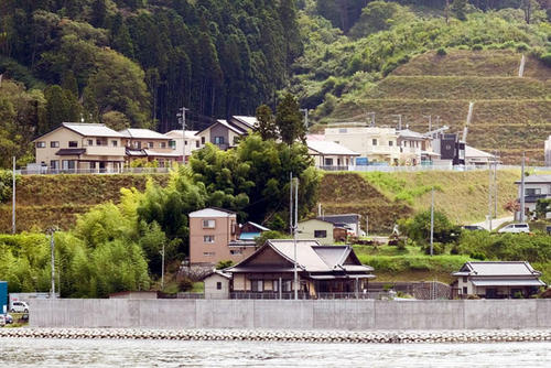 気仙沼漁港から見えるシーサイド大浦（大浦防集団地）。山を切り崩して造成した様子がよくわかる