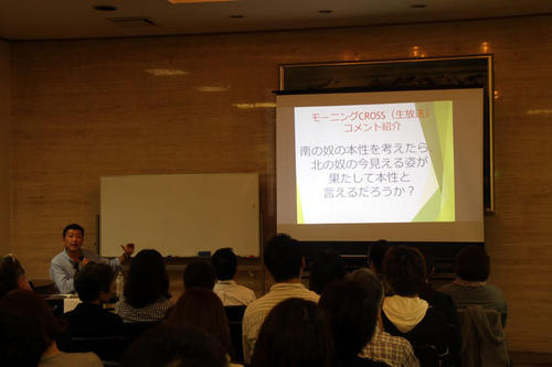 寄せられたコメントについて議論している様子