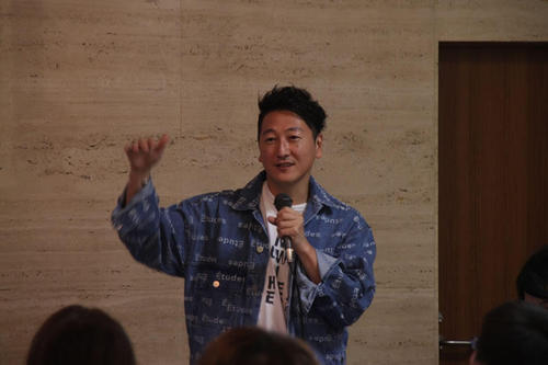 参加者に語りかける堀潤さん