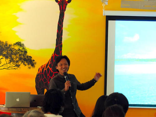 写真を一つ一つ解説してくださった、写真家の竹沢うるまさん。