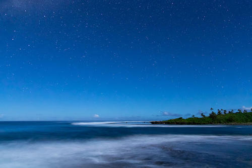 8月は海と星空の写真。この星々を頼りに、人々はこの島へ渡って来たといわれています。