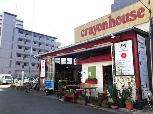 御堂筋線「江坂」駅から徒歩5分。大通りから一本入ったところにある、落ち着いた区画にあるお店です。