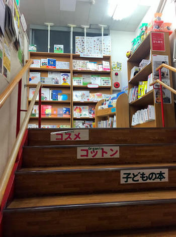 階段を上がると絵本や雑誌が目に入ります。