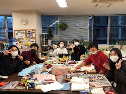 当日の様子。さまざまな画材を持ち寄って、個性豊かな絵画制作の始まりです。