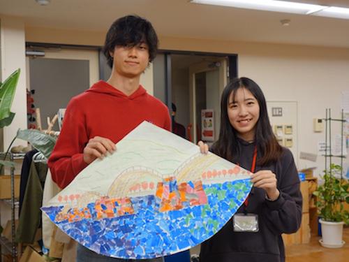 セジン・松田ペア:セジン・松田ペア:JVCの国際協力カレンダーにも掲載されている、ピョンヤンの中心を流れている大同江(テドンガン)が、どの国にもつながっていく川だったらいいなという想いから、これを描きました。ちょうど桜並木の日本を通過しているところです。ちぎり絵で描きました。