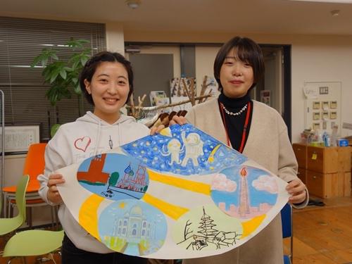 堀江・ファヨンペア:行った場所と行きたい場所を黄色の道で結びました。下から道順に、インド、ロシア、京都、ピョンヤンとあります。たどり着いた先には2人が行きたい宇宙を描きました。宇宙という国境もないところで、みんなで楽しく過ごしたいという想いが込められています。画材は絵の具を使いました。