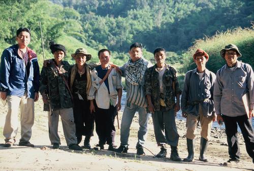 2005年、森林の保全活動を行う村人とGPSで村の境やコミュニティー林の測位を行っている様子（Link活動当時）