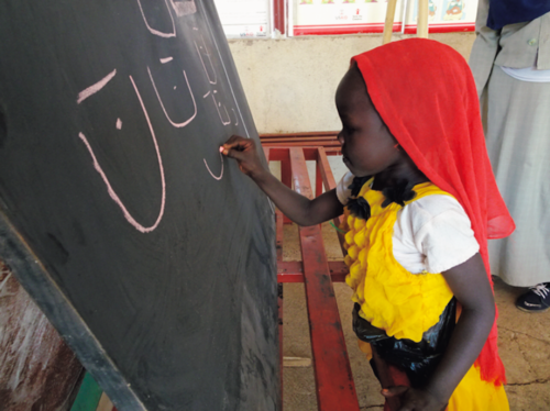 JVCが運営する補習校で文字を学ぶ子ども＠スーダン