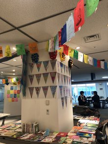 会場に広がる旗.JPG