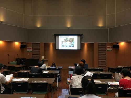 会場の様子。女性と子どもの参加者が多かった。